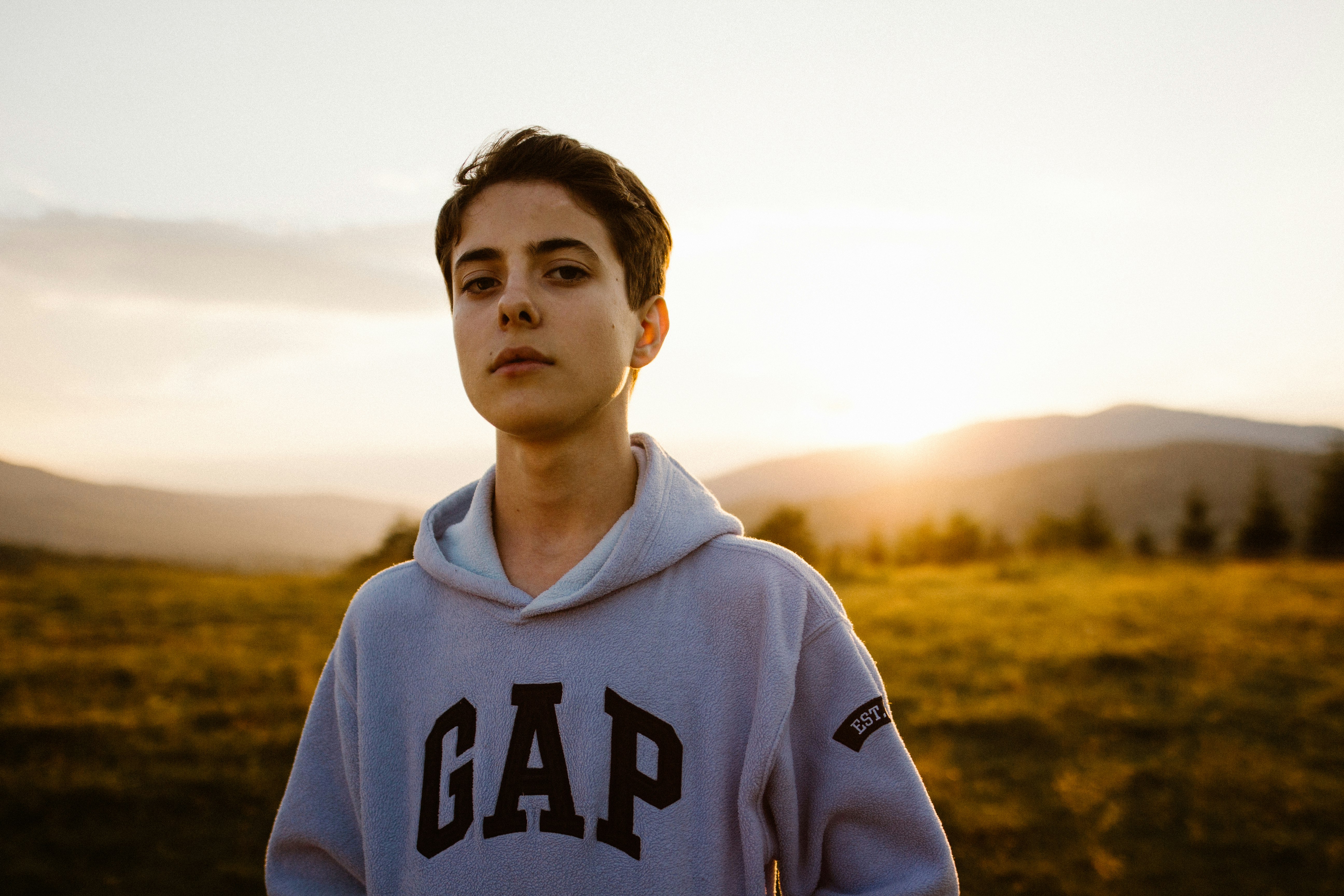 shallow focus photography of man in gray pullover hoodie